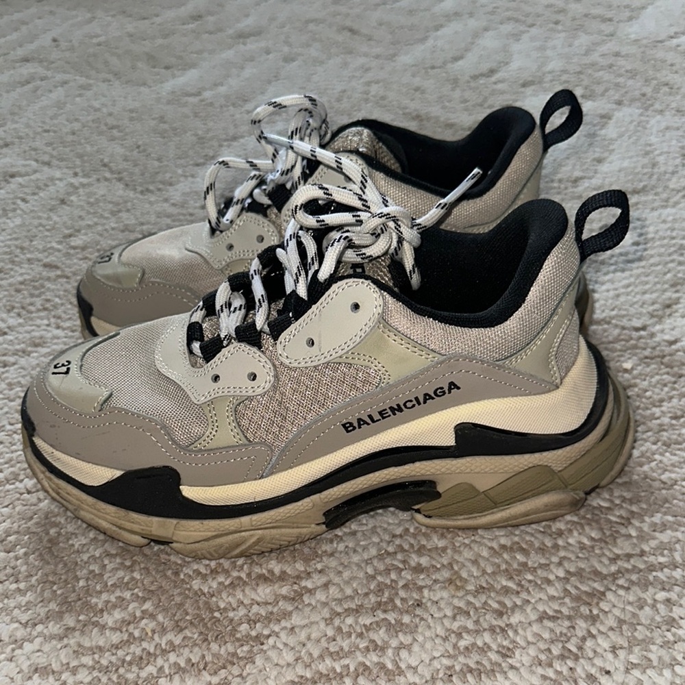 Black and Gray Modern Sneakers